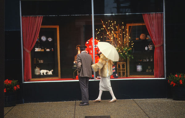 Window shoppers on Maryland Avenue in the Central West End in 1986